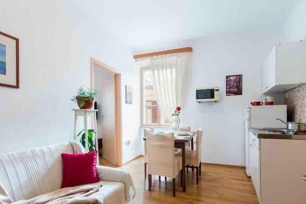 Vintage Pula Apartment Exterior photo